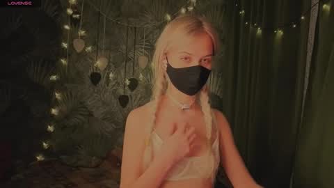 0ophelia online show from March 5, 10:05 pm