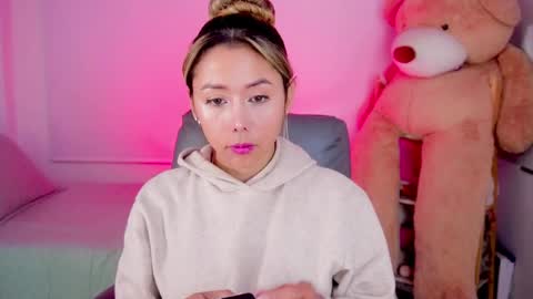 independent model online show from April 12, 9:34 am