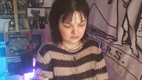 Snapshot of 80s_brat chatting on October 19, 12:56 am Ivy online show from October 19, 12:56 am
