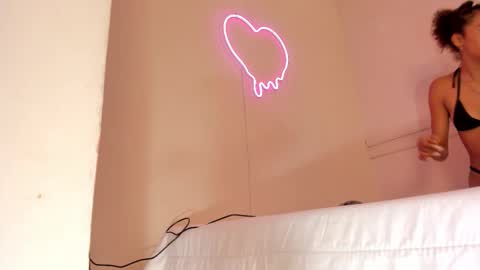 Snapshot of _aleja_x chatting on October 14, 11:35 am _aleja_x online show from October 14, 11:35 am