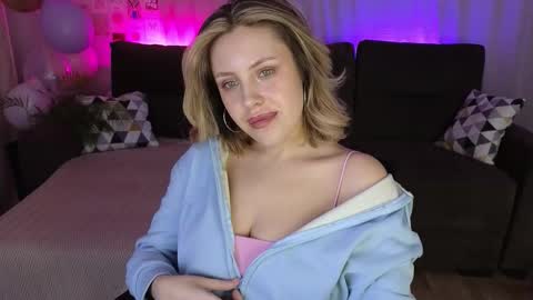 _amymoore_ online show from February 11, 2:15 am