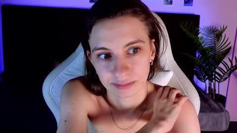 _ash_leyy_ online show from February 20, 6:26 am