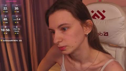 _ash_leyy_ online show from May 14, 1:44 am
