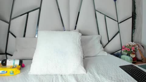 Aura online show from December 4, 3:20 am