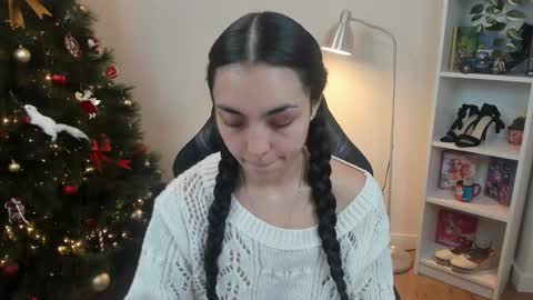 Snapshot of _bellaevans_ chatting on December 12, 6:47 am Bella Evans online show from December 12, 6:47 am
