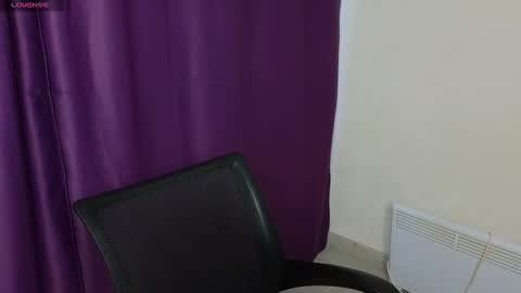 Snapshot of _comefeelme_ chatting on February 6, 1:10 pm D online show from February 6, 1:10 pm