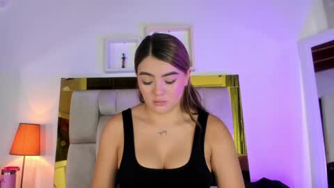 Snapshot of _emily_r chatting on January 7, 12:09 pm Isabella online show from January 7, 12:09 pm