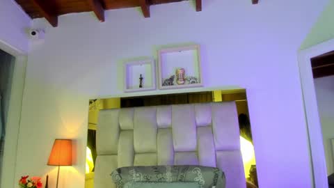 Snapshot of _emily_r chatting on February 5, 12:06 pm Isabella online show from February 5, 12:06 pm