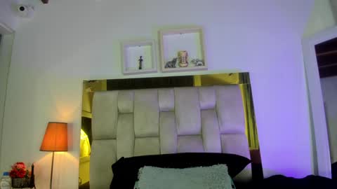Snapshot of _emily_r chatting on December 4, 12:03 pm Isabella online show from December 4, 12:03 pm