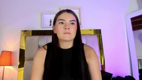 Snapshot of _emily_r chatting on December 5, 12:11 pm Isabella online show from December 5, 12:11 pm