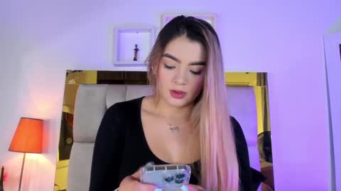 Snapshot of _emily_r chatting on March 11, 12:06 pm Isabella online show from March 11, 12:06 pm