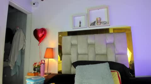 Snapshot of _emily_r chatting on February 21, 12:06 pm Isabella online show from February 21, 12:06 pm