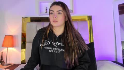 Snapshot of _emily_r chatting on January 21, 12:07 pm Isabella online show from January 21, 12:07 pm