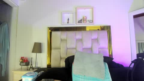 Snapshot of _emily_r chatting on December 21, 12:06 pm Isabella online show from December 21, 12:06 pm