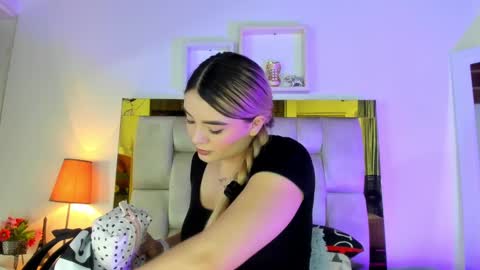 Snapshot of _emily_r chatting on March 5, 12:11 pm Isabella online show from March 5, 12:11 pm