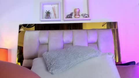Snapshot of _emily_r chatting on October 18, 12:41 pm Isabella online show from October 18, 12:41 pm