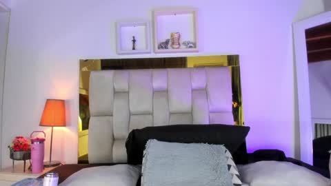 Snapshot of _emily_r chatting on January 3, 12:08 pm Isabella online show from January 3, 12:08 pm