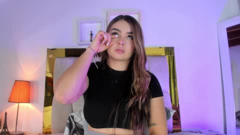 Snapshot of _emily_r chatting on January 17, 12:10 pm Isabella online show from January 17, 12:10 pm