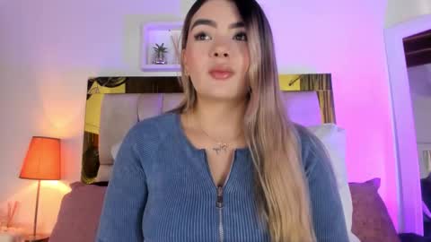 Snapshot of _emily_r chatting on October 16, 12:19 pm Isabella online show from October 16, 12:19 pm