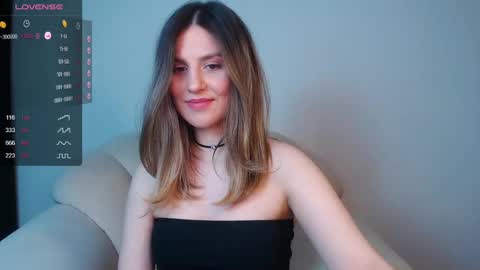 _esmeraldiyaa_ online show from February 3, 11:15 pm