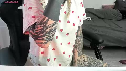 Snapshot of _feralberry__ chatting on October 11, 1:14 pm Alis online show from October 11, 1:14 pm
