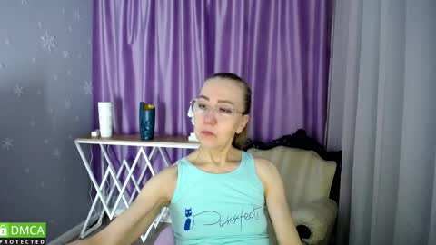 Snapshot of _greybunny_ chatting on February 1, 5:39 am _greybunny_ online show from February 1, 5:39 am