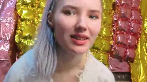 _kikiclark_ online show from April 16, 8:41 pm