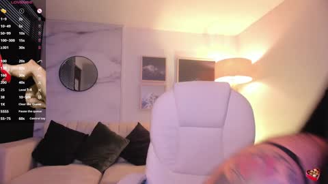 Snapshot of _kiramoon__ chatting on December 10, 8:38 pm Kiraaaa 0 online show from December 10, 8:38 pm