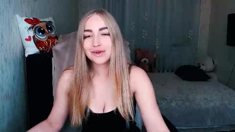 Snapshot of _kittyboo chatting on October 7, 6:56 pm Aleksa online show from October 7, 6:56 pm