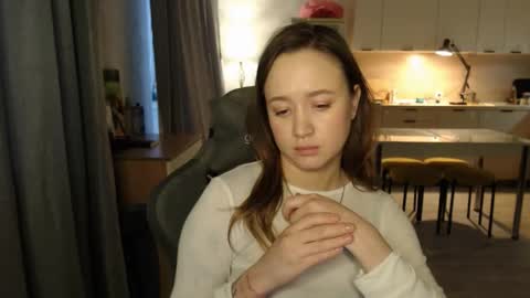 _lalune_ online show from March 5, 1:51 pm