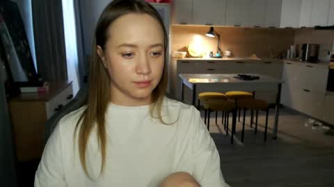 _lalune_ online show from April 8, 2:30 pm