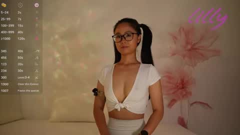 _lillilly_ online show from June 30, 6:02 am