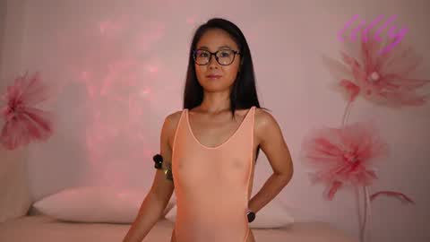 _lillilly_ online show from July 29, 6:24 am