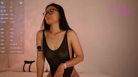 _lillilly_ online show from June 21, 6:06 am