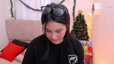 Snapshot of _little_ivy chatting on December 4, 3:32 pm Ivy 3 online show from December 4, 3:32 pm