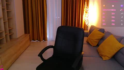Mia online show from July 8, 9:55 am