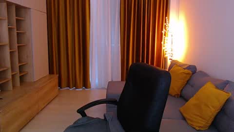 Mia online show from June 13, 9:18 am