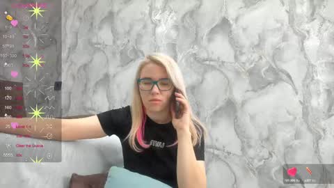 Snapshot of _miss_strawberry_ chatting on March 9, 10:19 am Sofia birthday october 29 online show from March 9, 10:19 am