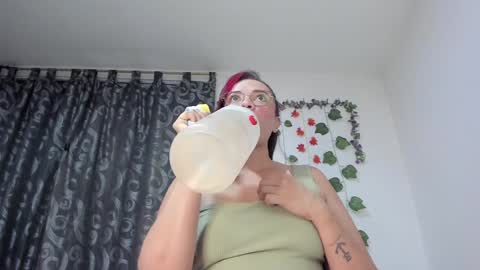 Snapshot of _nicollee chatting on December 7, 10:01 am juliana online show from December 7, 10:01 am