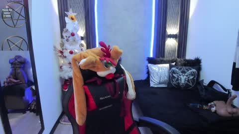 Snapshot of _selene_red chatting on December 10, 1:44 pm Selene online show from December 10, 1:44 pm