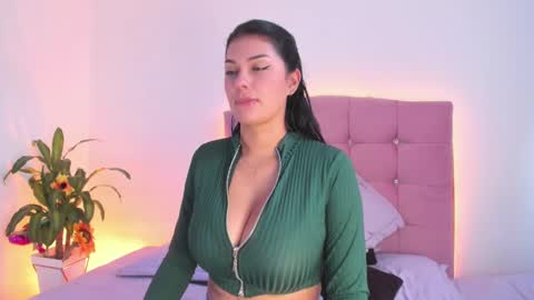 Snapshot of _valediaz__ chatting on March 8, 2:38 pm Vale online show from March 8, 2:38 pm