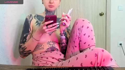 Snapshot of _viv1an_ chatting on February 4, 5:45 pm Alis online show from February 4, 5:45 pm