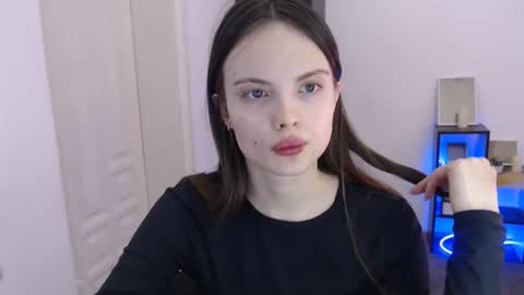 a_ariella_ online show from December 17, 2:32 pm