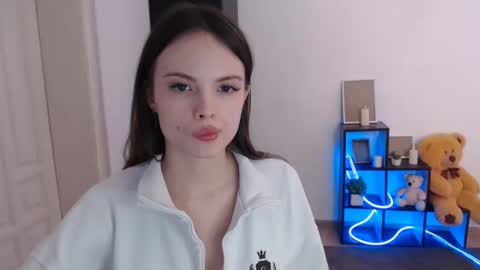 a_ariella_ online show from November 17, 1:45 pm