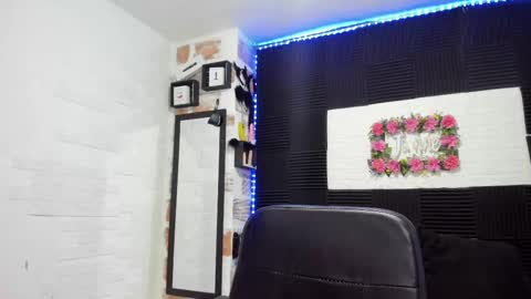 Snapshot of abby_connie chatting on March 12, 3:35 am Abby Connie online show from March 12, 3:35 am