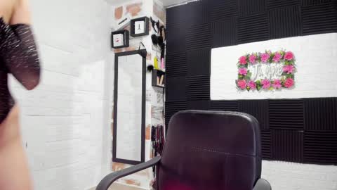 Snapshot of abby_connie chatting on February 24, 7:19 pm Abby Connie online show from February 24, 7:19 pm