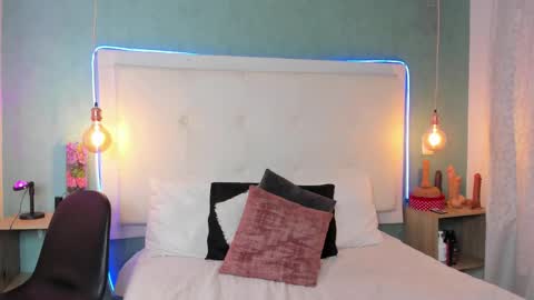 Abby Dixon  online show from January 6, 6:00 pm