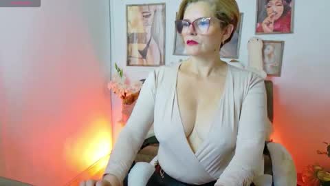 adeellee online show from October 2, 5:01 am