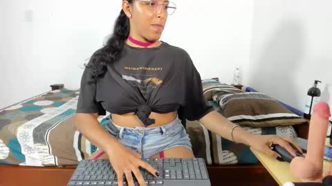 Snapshot of adelaandsharick chatting on October 16, 9:39 pm adelaandsharick online show from October 16, 9:39 pm
