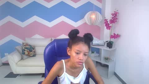 Snapshot of adisson_petite1 chatting on October 7, 12:31 pm adisson_petite1 online show from October 7, 12:31 pm